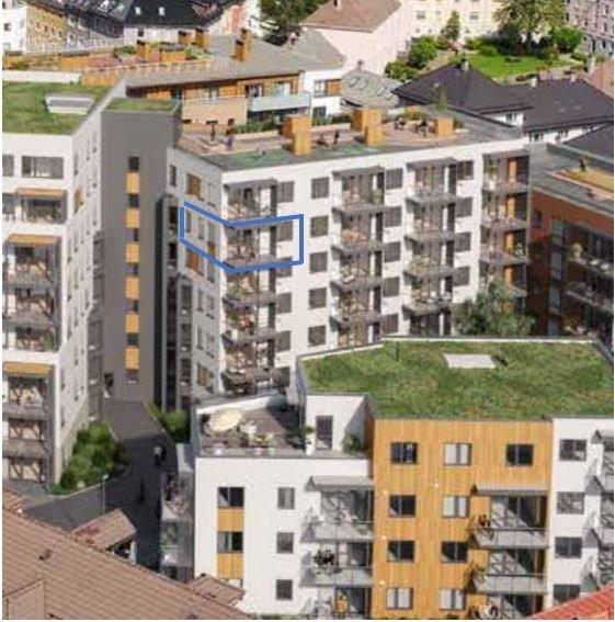 Markert i blått er den aktuelle leiligheten. Høyt og fritt!